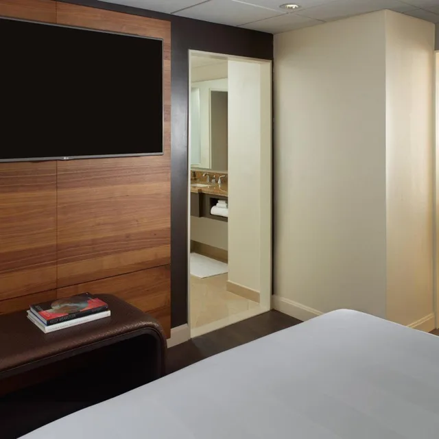 جناح تنفيذي بسرير كينج مع أريكة مع دخول الصالة، Atlanta Marriott Marquis 1/5