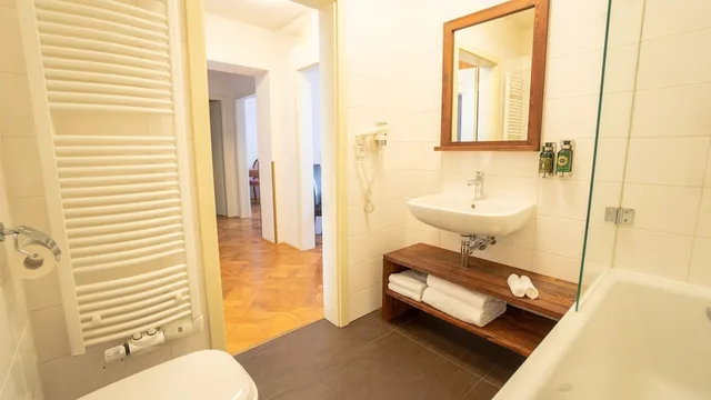 جناح تنفيذي بسرير كينج بغرفة نوم واحدة، Hotel Golden Key Prague 8/10