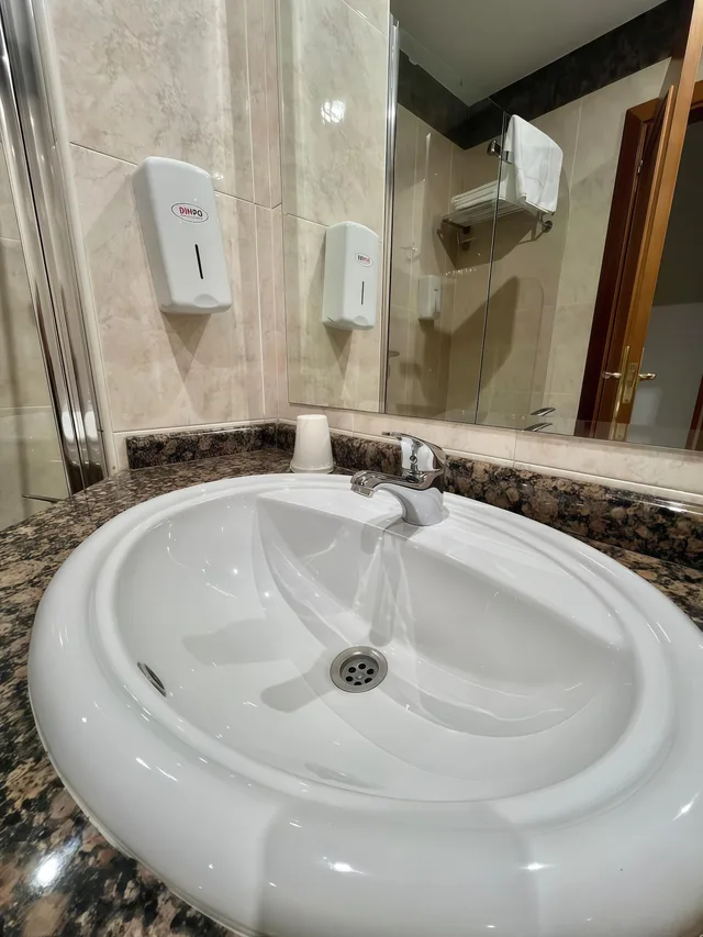 غرفة أساسية ثلاثية، Hotel Humanes 4/7