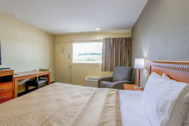 غرفة بسرير كوين، Budget Inn By OYO Natural Bridge I-81 1/7