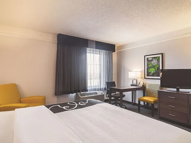 غرفة بسرير كينج لذوي الإعاقة، La Quinta Inn Suites Oklahoma City Nw Expwy 1/4