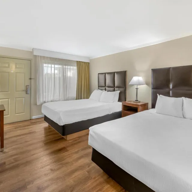 غرفة بسرير كينج وسريرين كوين بشرفة، Best Western Plus Northwoods Inn 3/4