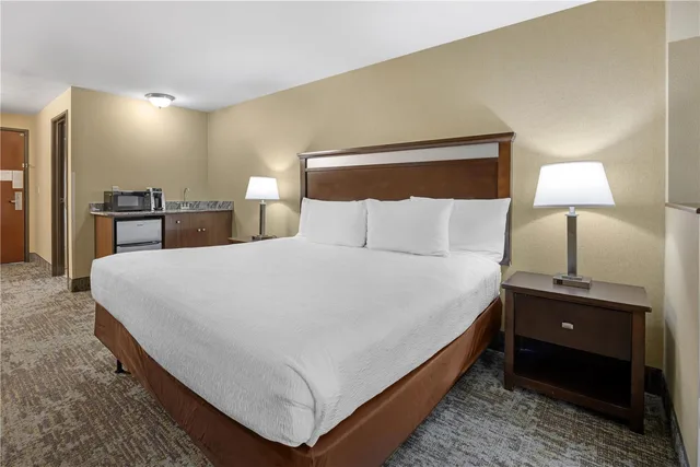 جناح بسرير كينج مع أريكة بحوض جاكوزي، Best Western Plus Prairie Inn 4/6