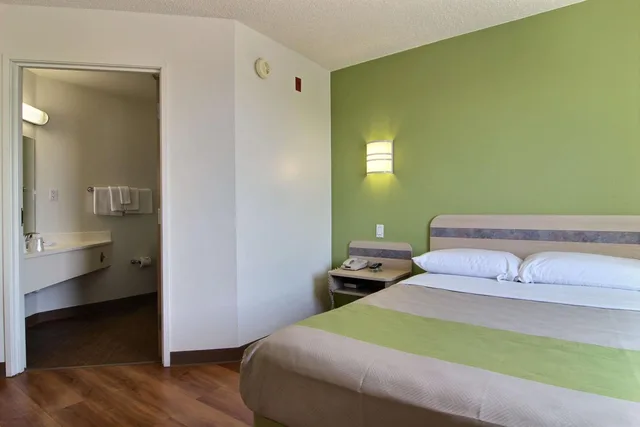 1 Queen Bed - Mobility Accessible Tub، Motel6 Albuquerque, NM - North 5/10