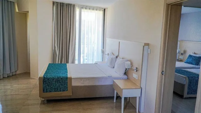 غرفة عائلية بسرير مزدوج وسريرين منفصلين بإطلالة على الحديقة بشرفة، Pirates Park Resort 2/4