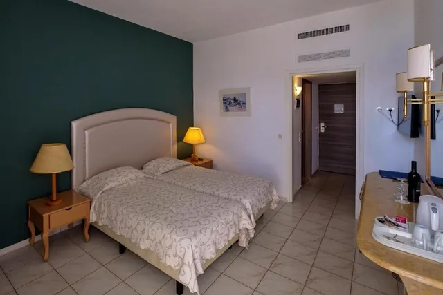 غرفة بسرير مزدوج أو سريرين منفصلين بإطلالة على الحديقة، Palmariva Beach Hotel By Anayia All Inclusive Resorts 2/8