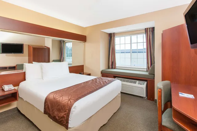 جناح بسرير كوين لذوي الإعاقة، Microtel Inn And Suites By Wyndham Rogers 1/3