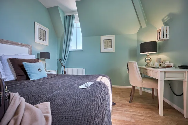 غرفة سوبيريور بسريرين منفصلين بإطلالة على البحر، Les Villas D Arromanches 3/5