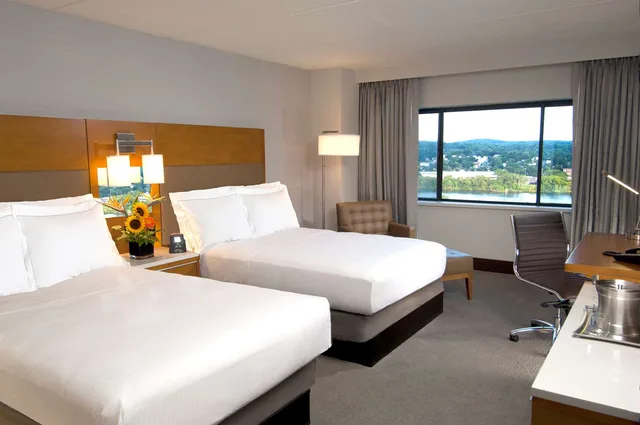 غرفة تنفيذية بسريرين مزدوجين، Hilton Albany 2/5