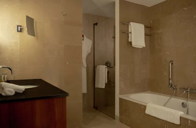 جناح ديلوكس بسرير كينج وسريرين منفصلين بغرفتي نوم، Hilton Beirut Downtown 3/4