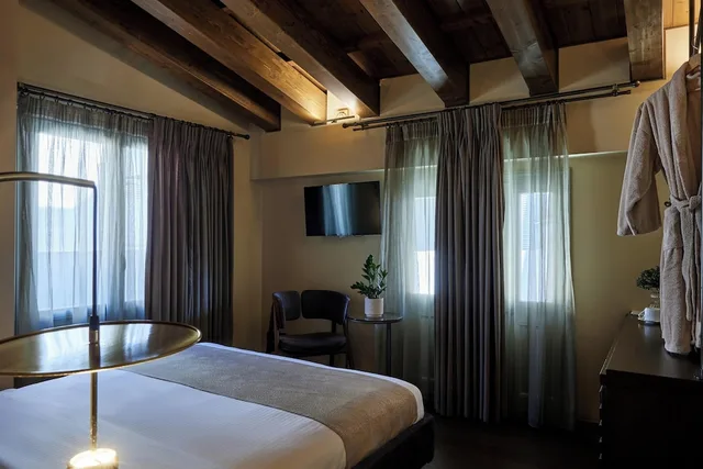 Room, Queen Bed, Outdoor Jetted Tub, Attic، Athens 1890 Boutique Hotel & Spa 2/7