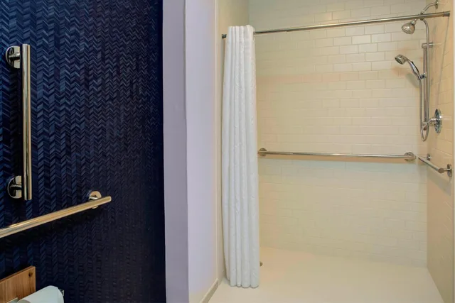 غرفة بسرير كينج مع أريكة بحوض استحمام لذوي الإعاقة، Fairfield Inn Suites By Marriott Virginia Beach Oceanfront 4/5