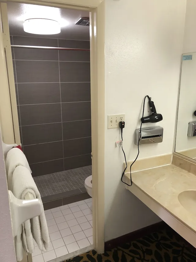 غرفة بسرير كينج، Econo Lodge Fort Myers Cape Coral 5/6