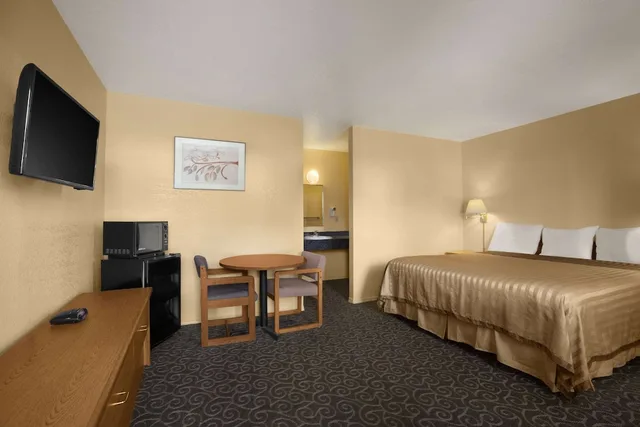 غرفة ديلوكس بسرير كينج، Travelodge by Wyndham Wenatchee 1/10