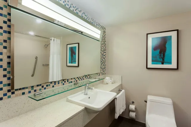غرفة بسريرين كوين، Courtyard Isla Verde Beach Resort 3/3