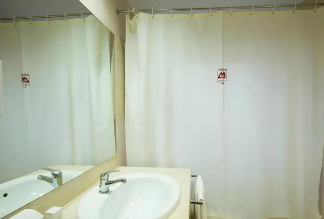 غرفة بسرير مزدوج وسرير فردي مع سرير إضافي، Hotel Mira Corgo 5/5