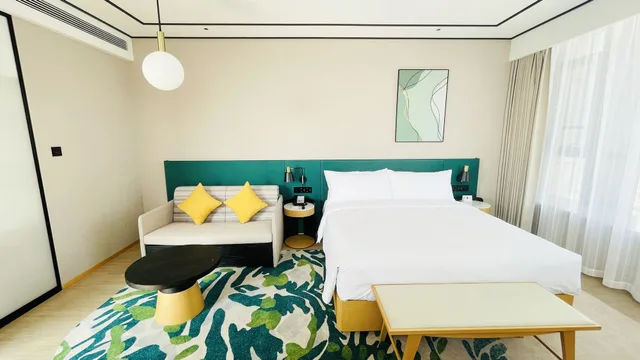 غرفة ديلوكس بسرير كينج بغرفة نوم واحدة مع أريكة، Hilton Garden Inn Rizhao High Tech Zone 3/4