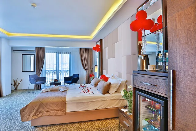غرفة ديلوكس ثلاثية بسرير مزدوج وسرير فردي بإطلالة على البحر، Grand Sagcanlar Hotel 1/2