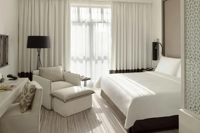 غرفة ديلوكس بسرير كينج بإطلالة على المسبح، Hotel Boulevard, Autograph Collection 1/2
