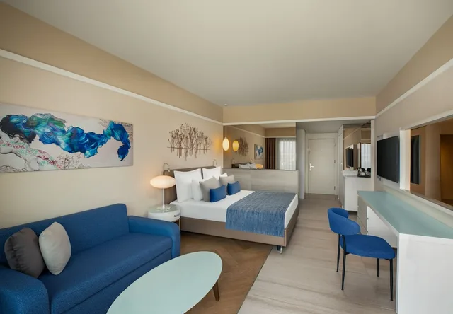 غرفة قياسية بسرير مزدوج بإطلالة على البحر مع أريكة، Akra Fethiye Tui Blue Sensatori 1/3
