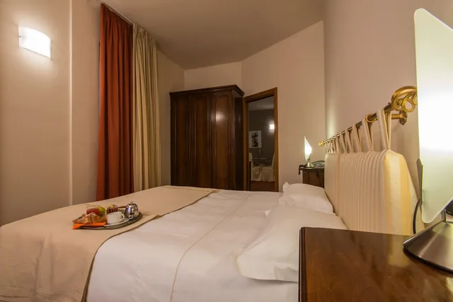 Classic, Suite, King Bed, Hot Tub, Hotel Lux 2/3