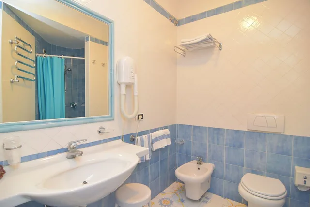 غرفة قياسية بسريرين منفصلين بشرفة، Hotel Terme Oriente – Beach & SPA 9/10
