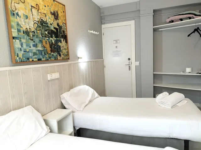 Room, Twin Beds, Shared Bathroom, Hostal Albero 6/9