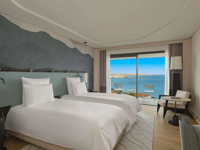 غرفة بسريرين منفصلين بإطلالة على البحر، Swissotel Resort and Spa Cesme 2/4