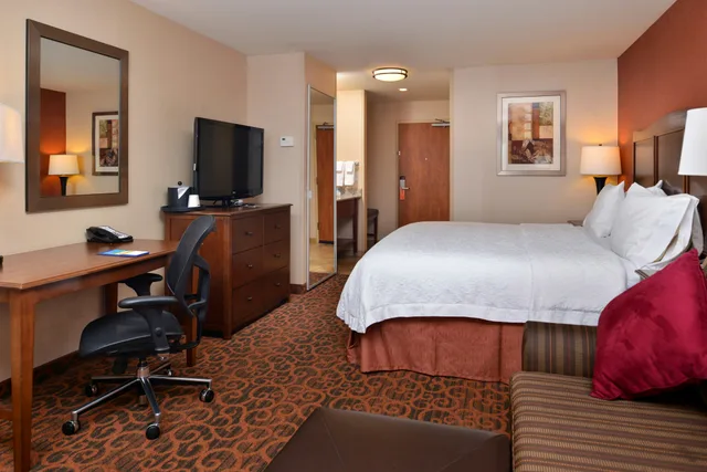 غرفة بسرير كينج مع أريكة، Hampton Inn Idaho Falls Airport 3/6
