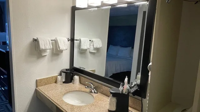 غرفة بسريرين كوين، La Quinta Inn and Suites by Wyndham Cincinnati North 5/5