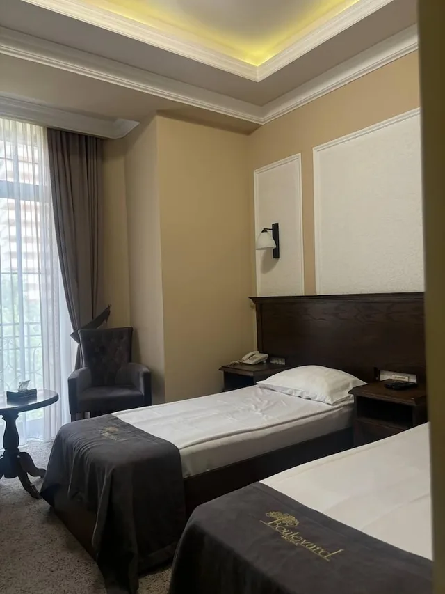 غرفة ديلوكس بسرير كوين بإطلالة على الحديقة، Boulevard Hotel 2/3