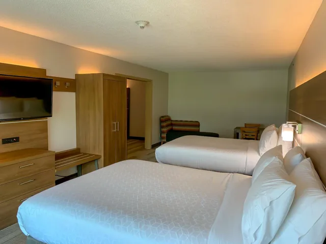 جناح بسرير كوين مع أريكة، Holiday Inn Express & Suites Lexington Dtwn Area-Keenland 3/9
