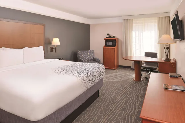 غرفة بسرير كينج، La Quinta Inn & Suites by Wyndham Ruidoso Downs 1/10