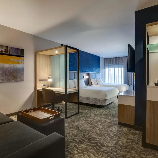 غرفة بسريرين كوين مع سرير سحّاب إضافي مع أريكة، SpringHill Suites by Marriott Cheraw 3/7