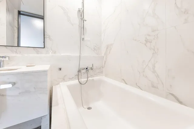 غرفة بسرير مزدوج وسرير فردي بشرفة، H Avenue Hotel Gwangali Beach 6/6
