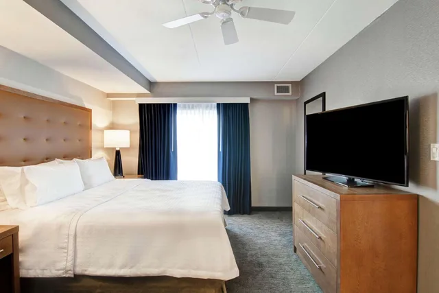 جناح بسرير كينج مع أريكة لذوي الإعاقة، Homewood Suites By Hilton Ottawa Kanata 1/4