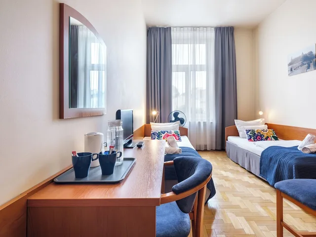 غرفة بسريرين منفصلين بحمام خاص، Kosmopolita Rooms Apartments Krakow 9/10