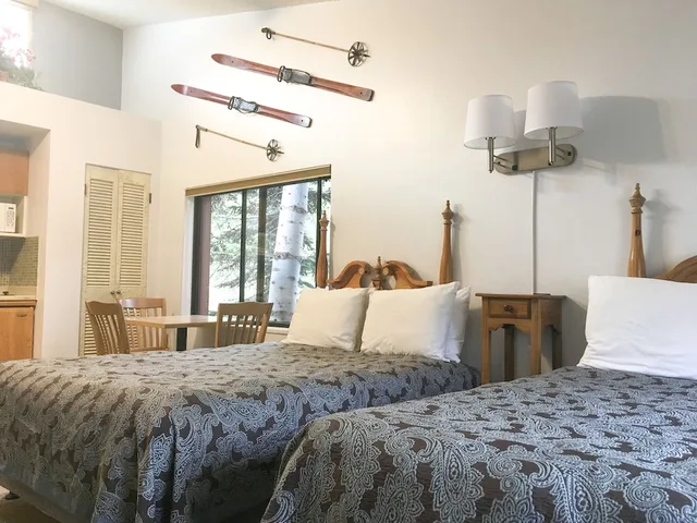 Room, 1 Single and 2 Queen Beds, Top Floor، Tyrolean Lodge 5/9