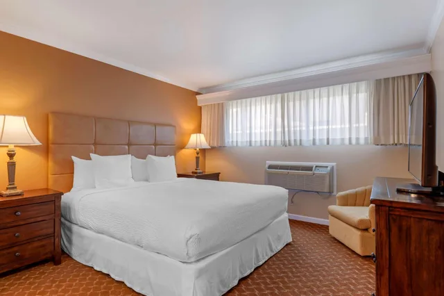 1 Bedroom, Suite, King Bed, Pool Side, Kitchen، Best Western Plus Santa Barbara 1/9
