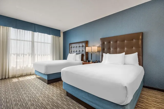 جناح بسريرين كوين بغرفتين مع أريكة بحوض استحمام لذوي الإعاقة، Drury Plaza Hotel Columbia East 1/2