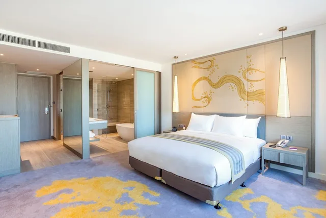 غرفة قياسية بسرير كينج بإطلالة على المسبح، Crowne Plaza Vientiane by IHG 3/6