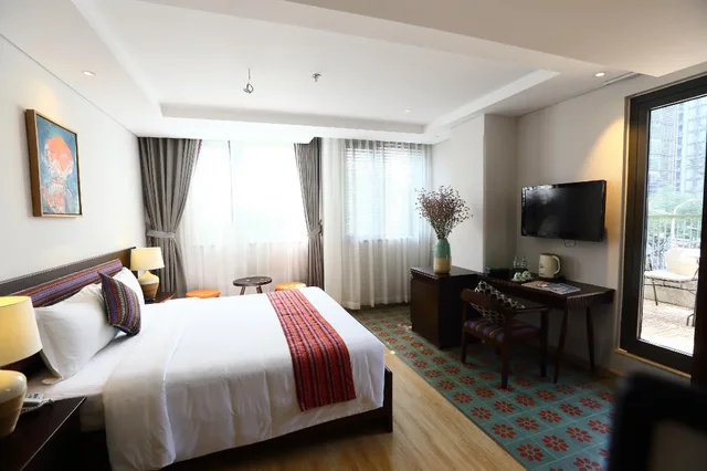 جناح بسرير كوين بشرفة، Au Lac Center Hotel 2/3