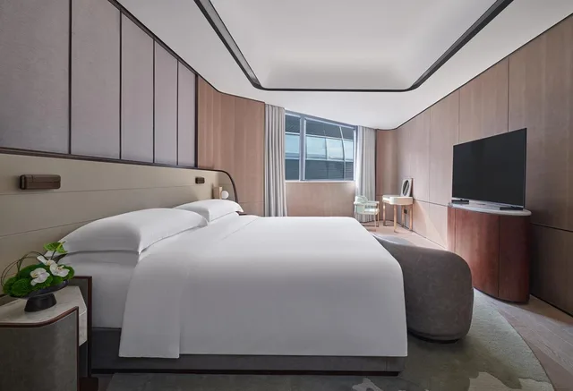 1 Bedroom, Suite, King Bed, Lake View, Living and Dining Areas، InterContinental Shanghai Harbour City 2/3