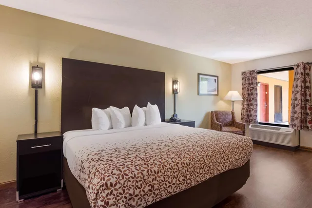 غرفة بسرير كينج لذوي الإعاقة، SureStay Hotel by Best Western St. Pete Clearwater Airport 2/7