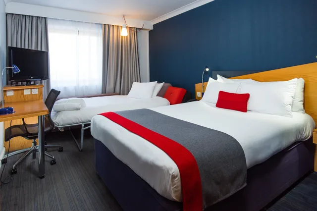 غرفة قياسية بسرير مزدوج مع أريكة، Holiday Inn Express East Midlands Airport 2/9
