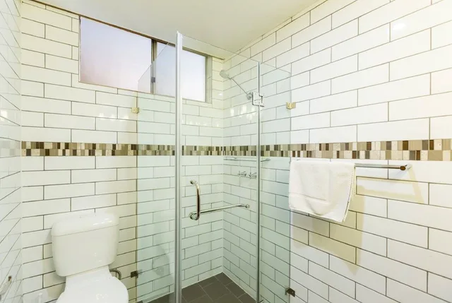 غرفة ديلوكس بسرير كوين وسرير فردي، Elkira Court Motel 17/18