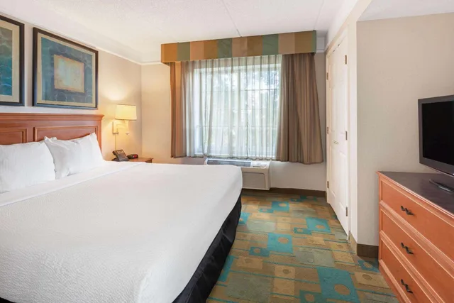 Deluxe, King Bed, Sofa, La Quinta Inn & Suites by Wyndham Ft. Lauderdale Plantation 1/2