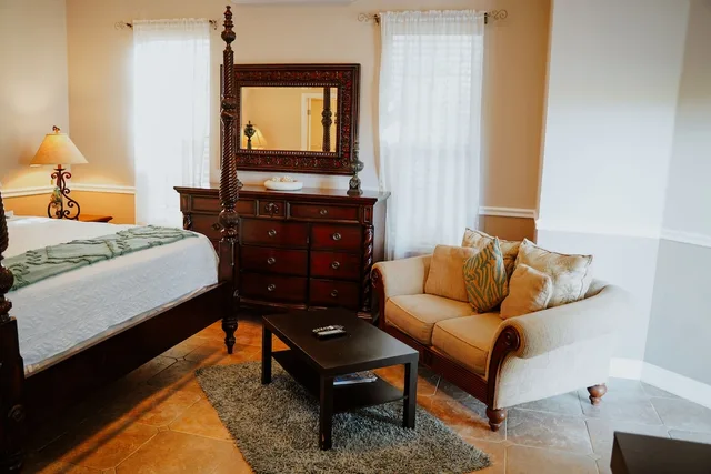 Cayman, Palm, Superior, King Bed, Pool View، Shangri-La Bed & Breakfast 1/6