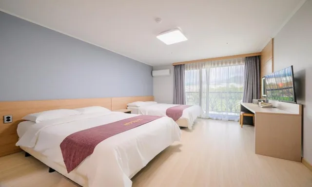 غرفة قياسية بسريرين منفصلين بإطلالة على الجبل، Seogwipo Worldcup Resort 3/6
