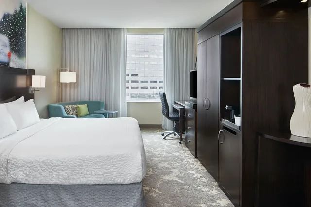 غرفة بسرير كينج بإطلالة على النهر في طابق مرتفع، Courtyard Marriott City Center 1/5